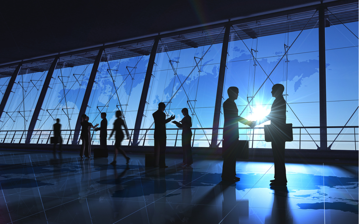 全球共建者:商务人士在落地窗前合作,象征共同构建新生态